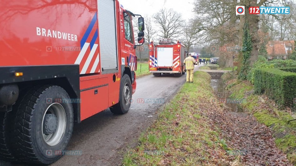Aan de Deurningerweg in Borne blust de brandweer een brand in een overkapping