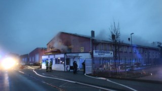 Brand in opslaghal net over de grens bij Glane