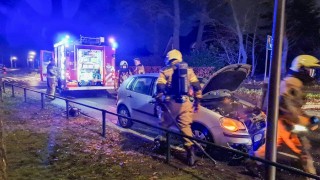 Auto vliegt in brand tijdens rijden in Glanerbrug