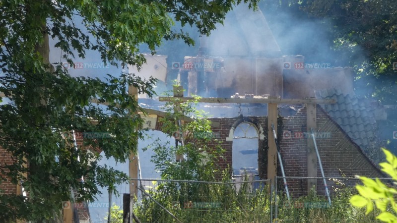 Brandweer rukt opnieuw uit naar Erve 't Kromhof in Enschede, nu nablussen