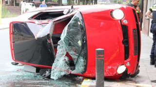 Auto slaat over de kop bij ongeval in Enter