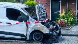 Bestelbus verwoest door brand in Borne