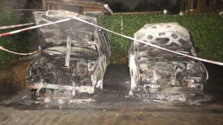 Twee geparkeerde auto's gaan in vlammen op in Borne