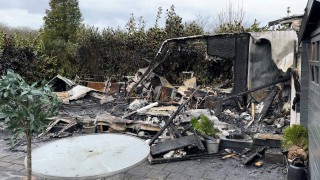Brand verwoest stacaravan op camping in Deurningen