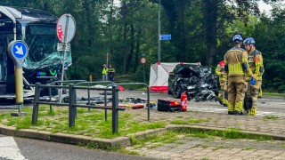 Zware aanrijding tussen lijnbus en personenauto Enschedesestraat Hengelo