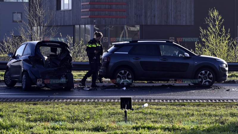 Drie auto's botsen op de N36 bij Vriezenveen, &eacute;&eacute;n persoon naar het ziekenhuis