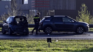 Drie auto's botsen op de N36 bij Vriezenveen, &eacute;&eacute;n persoon naar het ziekenhuis
