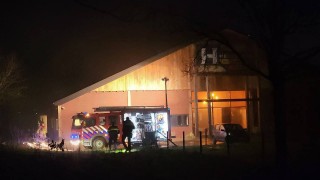 Brandweer blust brand bij bedrijfspand in Tubbergen