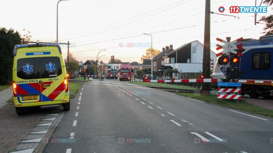 Trein botst met vrachtwagen in Wierden: tot in de middag geen treinverkeer
