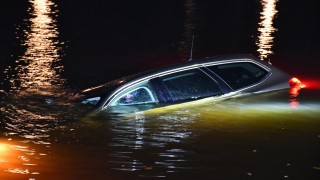 Auto raakt te water in Daarlerveen