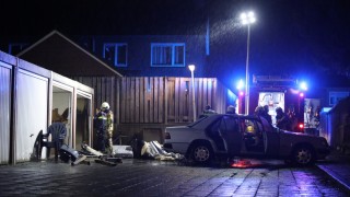 Brandweer blust brandende garagebox in Rijssen