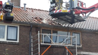 Brandweer blust woningbrand in Enschede