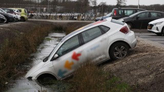 Auto rolt het water in bij parkeerplaats in Rijssen