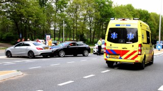 Auto's botsen op de N350 bij Holten, politie neemt blaastest af