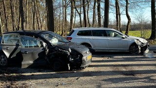 Veel schade bij ongeval met drie voertuigen in Agelo
