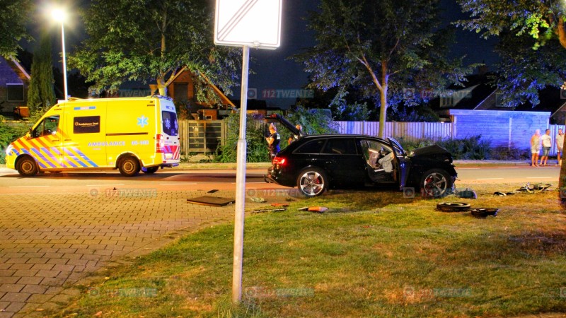 Auto botst frontaal op boom in Wierden, weg bezaaid met brokstukken