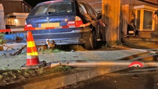 Enorme ravage in Glanerbrug: Auto ramt schutting en rijdt bijna zwembad in