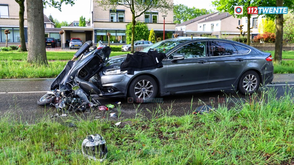 Undercover politieauto botst met gestolen scooter in Enschede