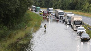 Straten onder water door hevige regenval in Twente