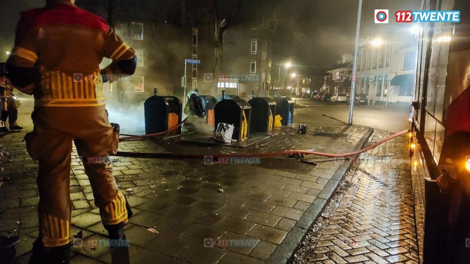 De brandweer blust containerbranden in Enschede.