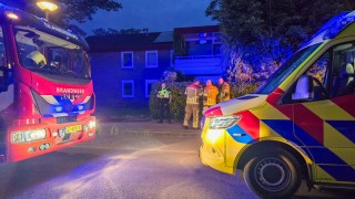 Hulpdiensten met meerdere uitgerukt voor woningbrand in Glanerbrug