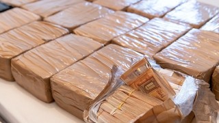 100.000 euro aan contanten aangetroffen in Hengelose woning in onderzoek naar drugslab Boekelo