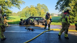Auto verwoest door brand in Delden