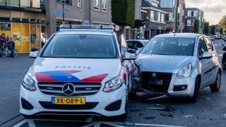 Automobilist botst met politieauto in Vroomshoop