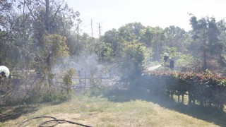 Groenafscheiding in brand op camping in Haarle