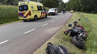 Motorrijder met spoed naar het ziekenhuis na aanrijding in Langeveen