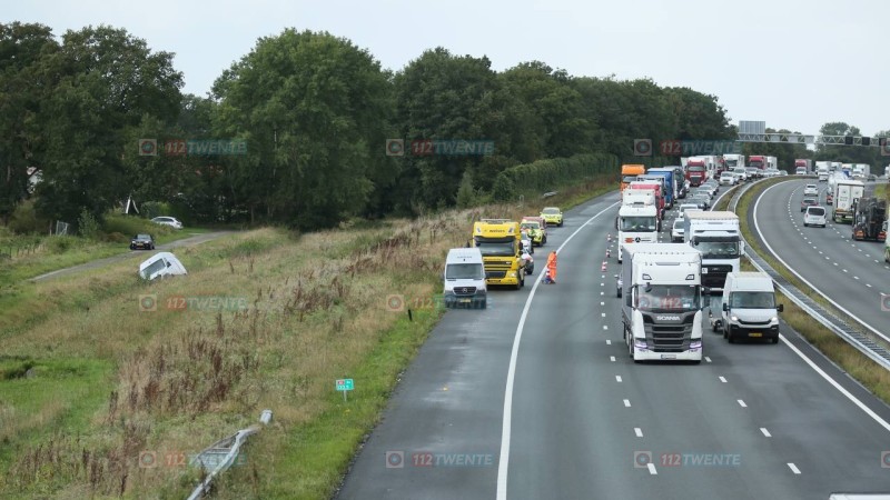 Busje raakt van de weg op de A1 bij Enter