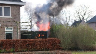 Tuinhuis in brand naast woning in Denekamp