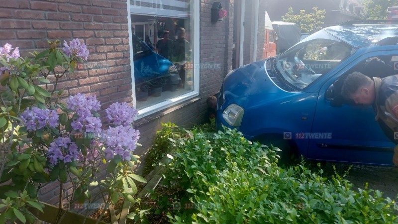 Auto botst op woning in Enschede