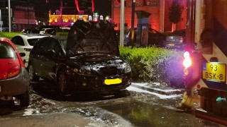 Auto verwoest door brand op parkeerplaats in centrum Hengelo