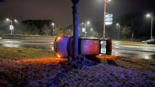 Auto op de kant bij ongeval Provinciale Rondweg N342 Oldenzaal