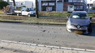 Auto botst op rijdende wegafzetting in Almelo