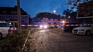 Gewonde bij steekincident in Hengelo, politie zoekt dader