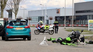 Motorrijder met spoed naar het ziekenhuis na aanrijding in Oldenzaal