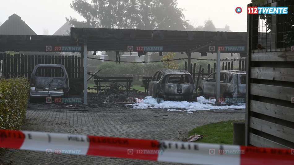 Vijf auto’s in vlammen bij verzorgingstehuis in Vriezenveen, mogelijk brandstichting