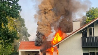 Woning en schuur in brand in Denekamp, brand onder controle