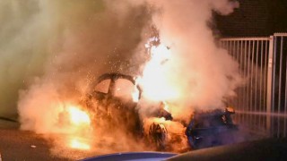 Auto verwoest door brand in Almelo, politie doet onderzoek
