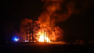 Vlammenzee verwoest jongerenkeet in Den Ham