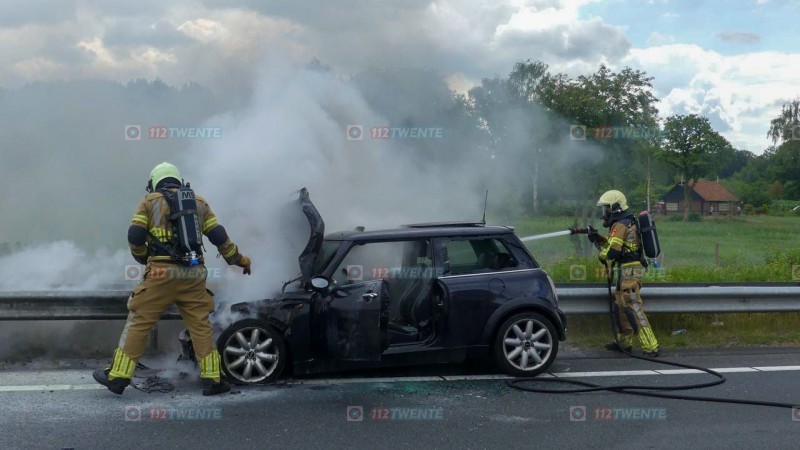 Auto vliegt in brand na aanrijding N18, omstanders bevrijden bestuurder