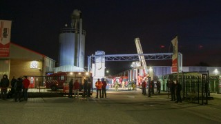 Brandweer blust brandende afzuiginstallatie in Rijssen