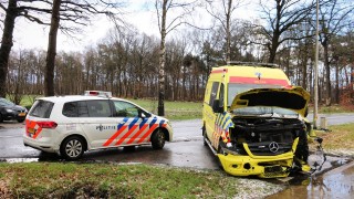 Ambulance botst met auto in Agelo