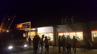Brandweer rukt uit voor waterlekkage bij supermarkt in Albergen