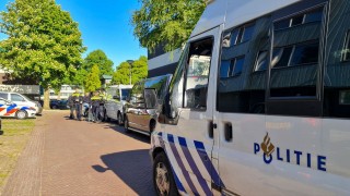 Politie sluit stroom af van hele straat in Enschede wegens gevaarlijke situatie
