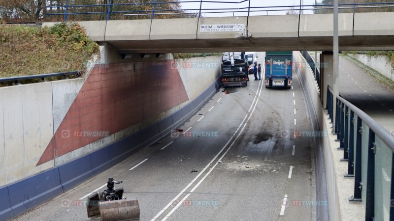 Vrachtwagen ramt spoorviaduct Oldenzaal, treinverkeer stilgelegd