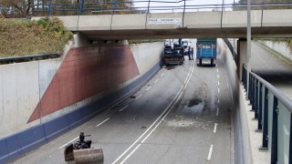 Vrachtwagen ramt spoorviaduct Oldenzaal, treinverkeer stilgelegd