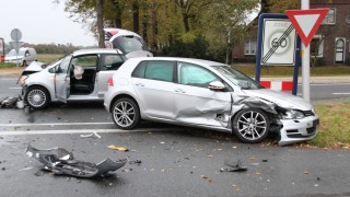Auto's botsen op de N350 bij Rijssen, &eacute;&eacute;n gewonde